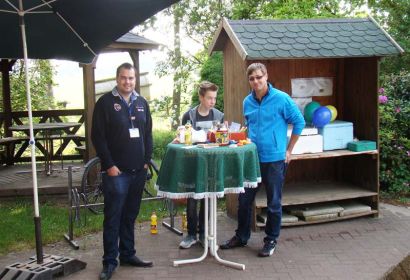 Alljährlich werben Jugendliche mit Informationsständen in Elze um Unterstützung für ihre Aktion Schulkarton.