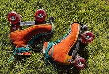 Egal, ob auf klassischen Rollschuhen, Inlinern, Roller oder Fahrrad: Hauptsache, es rollt von Kirche zu Kirche … Foto: rodnae productions auf pexels