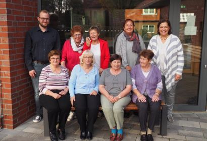 Philipp Lerke und Ute Rodehorst (hinten rechts) freuten sich über die Spenden, die engagierte Frauen aus Wettmar überreichten.