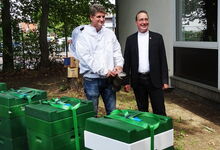 Imker Hartmut Münch und Pastor Frank Foerster mit den St.-Paulus-Bienenstöcken. Foto: GunterM