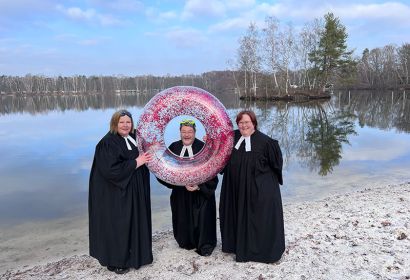 Bodil Reller (von links), Jens Blume und Reni Kruckemeyer-Zettel freuen sich sehr auf das Tauffest am Springhorstsee. Foto: Michael Zettel