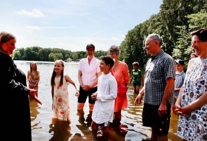 Ein heiterer und gleichzeitig festlicher Moment: Pastorin Bodil Reller taufte im Springhorstsee. Foto: Tanja Niestroj