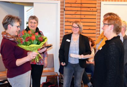 Blumen, kleine Geschenke und ganz viel Anerkennung: Petra Wegner (von links), Wibke Lonkwitz und Dörte Behn-Hartwig verabschieden Doris Stadler. Foto: Andrea Hesse