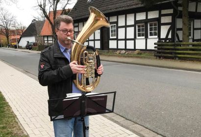 Michael Vogt will in der Karwoche und zu Ostern täglich um 18 Uhr in Engelbostel und Schulenburg ein Abendlied auf dem Tenorhorn spielen. Foto: Brigitte Vogt