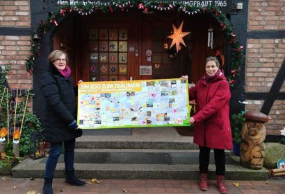 Frauke Kiel (links) freut sich über die von Christiane Kiesé überreichte Bücherkiste und das Plakat zum Zooprojekt. Foto: Birte Kiesé