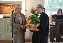 Für einen Baum reicht der Platz im neuen Garten nicht aus, also übergab Karin Ernst als Willkommensgeschenk eine Tomatenpflanze an Wibke Lonkwitz. Foto: Andrea Hesse
