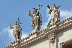 Statuen auf dem Dach des Petersdoms. By AngMoKio (Own work) [CC-BY-SA-3.0, GFDL or GFDL ], via Wikimedia