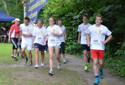 Auf geht’s: Das Organisationsteam aus der Evangelischen Jugend führt die erste Runde an. Foto: Andrea Hesse