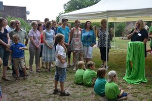 Großen Dank richtete Caren Holstein-Lemke an die Mütter des Projektteams und an die Kirchengemeinde St. Georg, hier vertreten durch Pastor Michael Brodermanns (Zweiter von links). Foto: Andrea Hesse