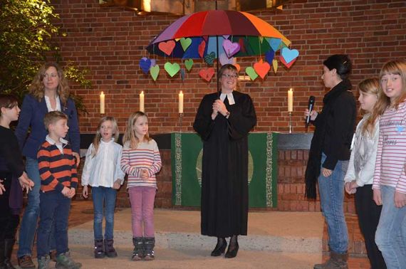 „Damit du beschirmt und behütet bleibst“: Einen bunten Schirm mit vielen herzlichen Wünschen schenkten die Kinder der Emmaus-Kita Isabell Schulz-Grave. Foto: Andrea Hesse