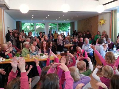 Die Zuschauer sind begeister von der Kindertanzgruppe des Kindergartens.
