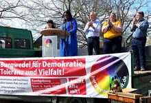 Gemeinsamer Auftritt: Jens Blume (von rechts), Bodil Reller, Christian Wulf und Djenabou Diallo-Hartmann sprachen zu den Teilnehmer*innen der Kundgebung. Foto: Caroline von Blanckenburg