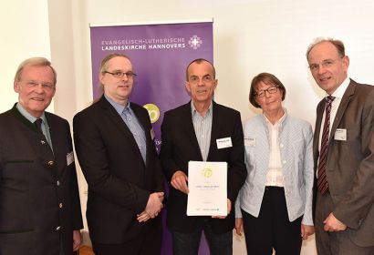 Landesbischof Ralf Meister (rechts) zeichnete Friedrich Engeling (von links), Marcus Dohm, Wolfgang Veth und Heide Zeilbeck vom Projekt edelMut mit dem 3. Preis des Förderpreises aus. Foto: Jens Schulze