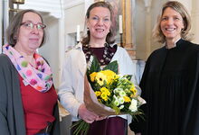 Überraschung im Gottesdienst: Sabine Kleinau-Michaelis (Mitte) freut sich über Blumen von der Kirchenvorstandsvorsitzenden Ulrike Bruns-Grimsehl (links) und Pastorin Silke Noormann. Foto: Friedrich Bernstorf