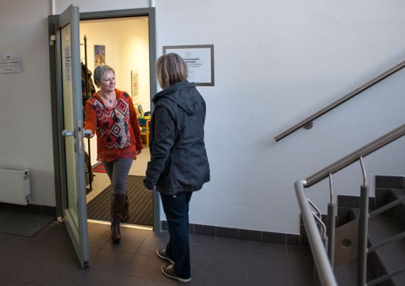Auch die Öffnungszeiten des Büros der Lebensberatungsstelle, das Ilona Sprengel (links) betreut, werden 2016 leicht ausgeweitet. Foto: Stefan Heinze