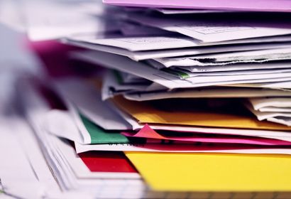 Damit es nicht so weit kommt, bietet die Diakonie im Kirchenkreis Hilfe beim Papierkram an. Foto: Alexander Grey auf unsplash