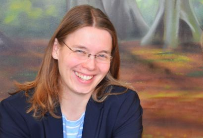 Kirchenkreisjugendwartin Anne Basedau bereitet den Gottesdienst unter freiem Himmel gemeinsam mit Jugendlichen vor. Foto: Andrea Hesse