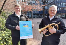 Harald Sandmann (links), musikalischer Leiter, und Frank Bartling, Mitglied des Blasorchesters, hoffen auf viele Besucherinnen und Besucher des Benefizkonzertes im Rathaushof.