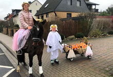 Mit Freude und Kreativität: In Engelbostel und Schulenburg erfreuten Amelie Kokorsky (links) und Enya Siebert am Heiligen Abend Kinder mit Weihnachtsgrüßen. Foto: Rainer Müller-Jödicke