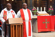 Reverend Moshoete (rechts) und Dean Molete sprachen im Gottesdienst zur Einführung von Superintendent Dirk Jonas. Foto: Andrea Hesse