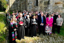 Regionalbischöfin Dr. Petra Bahr (vorne, 3. von links) führte Rainer Müller-Jödicke (2. von links) in seinen Dienst als Superintendent des Kirchenkreises Neustadt-Wunstorf ein. Foto: Rebekka Neander/Landeskirche Hannovers