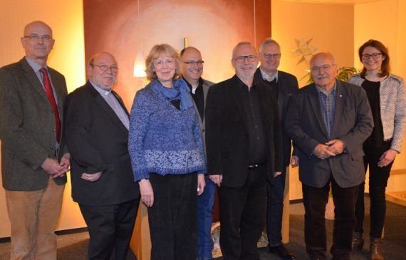 Die Flughafenseelsorge wird getragen von einem Team aus Haupt- und Ehrenamtlichen um Flughafenpastor Ulrich Krämer (5. von links). Foto: Andrea Hesse