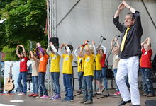 Holger Kiesé, hier bei einem Auftritt mit einem Kinder-Projektchor in Langenhagen, lädt die Menschen zum Mitsingen ein. Foto: Andrea Hesse