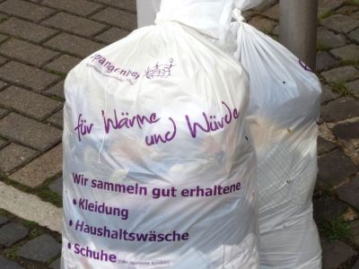 Für Wärme und Würde: Unter dieser Überschrift sammeln die Kirchengemeinden gebrauchte Kleidung und Schuhe für die Deutsche Kleiderstiftung Spangenberg. Foto: Deutsche Kleiderstiftung