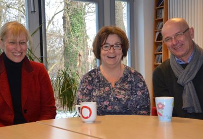 Auf die Unterstützung des Kita-Trägers kann sie bauen: Christiane Kolter (Mitte) mit Kirchenkreisamtsleiterin Jacqueline Gebauer und Superintendent Holger Grünjes. Foto: Andrea Hesse