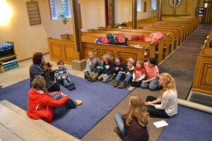 Neun Kinder hatten sich zur ersten Kinder-Kirchen-Nacht in St. Marcus in Wettmar eingefunden. Nach der Begrüßung wurde die Kirche erst einmal ausgiebig erkundet. (Foto: Hans Hermann Schröder)