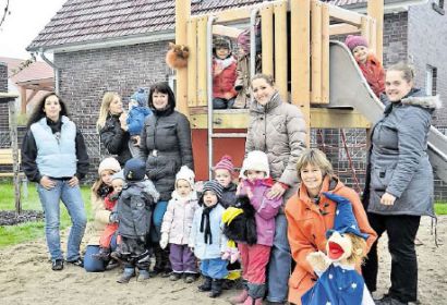 Das Team mit seinen Krippen- und Kindergartenkindern: Sylke Knigge (von links), Nadine Tille, Natali Mudraev-Vogel, Sabine Busch, Julia Kampert, Ina Dörel mit Handpuppe Madius und Wiebke-Friederike Lorentz. Bild: Antje Bismark