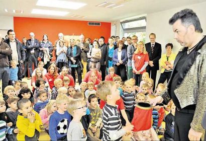 na, dann schau doch mal im Beutel nach: Zauberer Zino lässt Schokotafeln und -eier und mehr erscheinen und verschwinden – und nicht nur die kleinen Zuschauer sind begeistert. Foto: Lauber