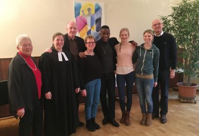 Der Abschied fiel schwer: Heide-Gret Koch und Pastorin Debora Becker aus der Kirchengemeinde Brelingen, Familie Behn-Hartwig und Superintendent Holger Grünjes verabschiedeten Oatshela im Gottesdienst in St. Martini.