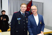 Dirk Jonas (rechts) mit Burgdorfs Ortsbrandmeister Florian Bethmann, der für seinen aktiven Dienst mit dem Feuerwehrehrenzeichen am Bande geehrt wurde. Foto: Bastian Kroll
