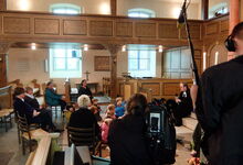 Das RTL-Kamerateam filmt die Kita-Andacht in der Martinskirche. Foto: K. Rabe