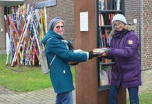 Ulrike Bodenstein-Dresler (links) und Ute Reimann kümmern sich gerne um den Öffentlichen Bücherschrank am Kirchplatz. Foto: Andrea Hesse