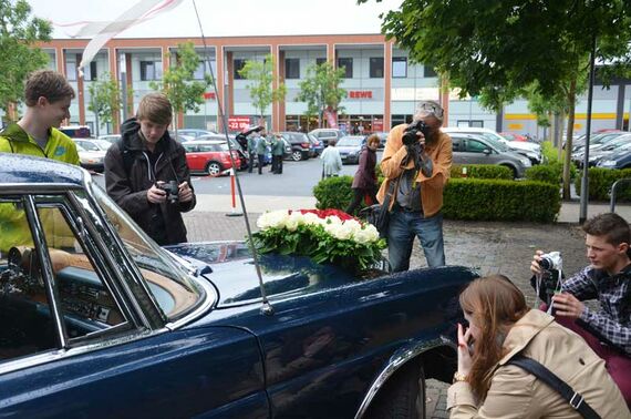 Auf dem Kirchplatz konnten die Teilnehmerinnen und Teilnehmer des Fotoworkshops mit Uwe Stelter (Mitte) auch einen wunderschönen Veteranen fotografieren. Foto: Andrea Hesse