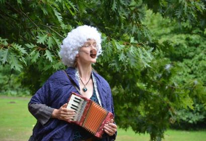 Ungewöhnliches Instrument: Birgit Kuck mit ihrer Nasenflöte. Foto: Andrea Hesse