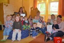 Die Kinder der Krippengruppe im Güldenen Winkel mit ihren Erzieherinnen Heike Stöver (von links), Bärbel Fortmüller, Nadine Häusler und Birgit Wiese. Foto: Andrea Hesse