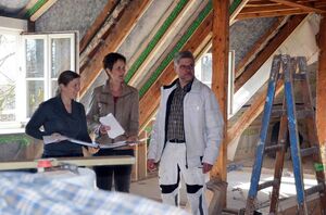 Stefan Grimsehl und Heike Meinheit (Zweite von links) erläutern interessierten Zuhörererinnen den Grundriss des Hortes. Foto: Andrea Hesse