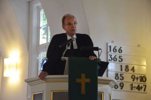 „Wenn wir nicht teilen, werden uns unsere Vorräte nicht helfen“: Landesbischof Ralf Meister predigt in der Ludwig-Harms-Kirche. Foto: Andrea Hesse