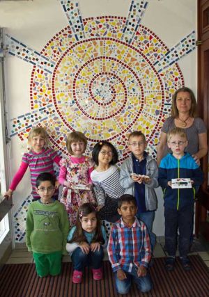 Stolz auf das gemeinsame Werk: Kinder der Kindertagesstätte St. Paulus mit Urszula Paliga. Foto: Heidi Scharkowski