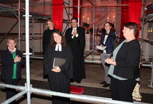 Mit Beifall begrüßten Einführende und Gottesdienstbesucher*innen Pastorin Annabell Demera in ihrer Mitte. Foto: Friedrich Bernstorf