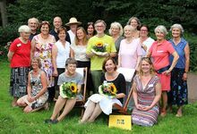 Das Hospizdienst-Team, Burgwedels Bürgermeister Axel Düker (hinten, Zweiter von links), stellv. Bürgermeisterinnen Isernhagens Sabine Möller (hinten, Zweite von rechts) und Dr. Renate Vogelgesang (mittlere Reihe, Dritte von links.)