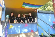 Bei der Jugendgruppe aus der Auferstehungskirchengemeinde gingen rund 50 Kisten Cola und Limo über den Tresen. Foto: Andrea Hesse