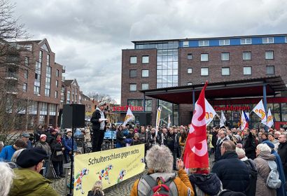 „Keine Toleranz gegenüber der Intoleranz“: Mit klaren Worten sprach sich der hannoversche Rapper Spax in Langenhagen gegen Rechtsextremismus und die Spaltung der Gesellschaft aus. Foto: Jürgen Köhler