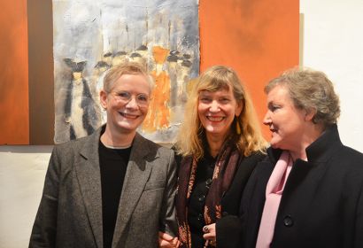 Künstlerin Gabriele Liffers (Mitte) mit Regionalbischöfin Dr. Petra Bahr (links) und Organisatorin Gisela Grunewaldt-Stöcker von der Stiftung St. Marien. Foto: Andrea Hesse