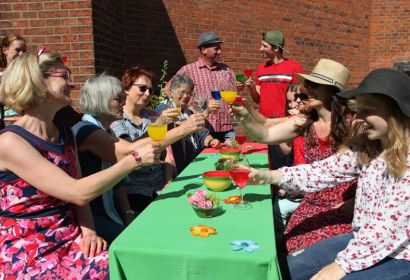Bunt, fröhlich und verbindend – so wünscht sich das Organisations-Team den Brunch auf dem Kirchplatz. Foto: Caroline von Blanckenburg