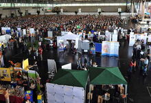 Mehr als 7.000 Besucherinnen und Besucher kamen im Jahr 2010 zum Tag des Ehrenamtes auf das Messegelände in Hannover. Foto: Jens Schulze