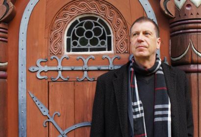 Gemeinsam mit Susanne Bremsteller gestaltet Martin Hoffmann, hier vor der Stabkirche in Hahnenklee, das Abschlusskonzert der Mellendorfer Veranstaltungsreihe.